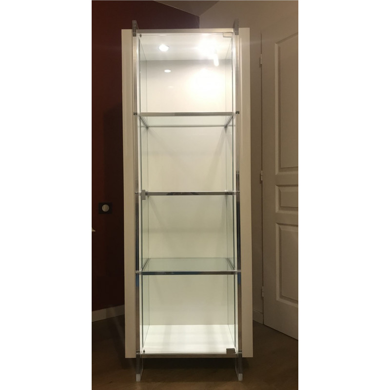Vitrine 4 étages éclairée laquée blanche à une porte par Armobil Vitrine 4 étages éclairée laquée blanche à une porte par Armobil