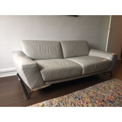 Canapé gris clair 3 places en cuir de vachette -Roche Bobois