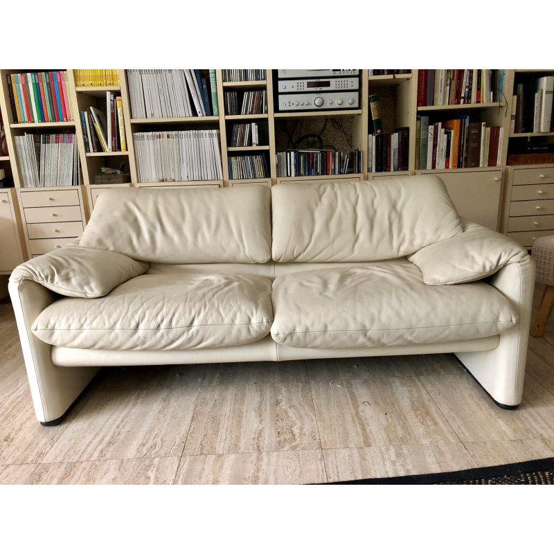 2-setaer Maralunga white sofas by Cassina