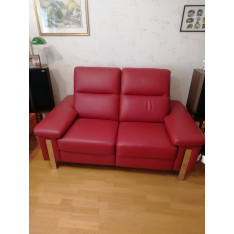 Canapé 2 places en cuir rouge de MB Salon