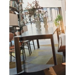 Table à rallonge avec structure noyer massif verni, plateau recouvert de corian blanc, pieds sur so chic so design 