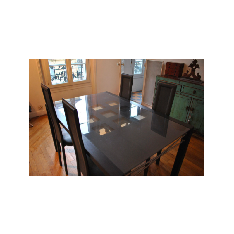 Table en verre ligne roset avec ses chaises sur le site so chic so design 