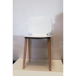 chaise babila marque pedrali italienne en blanc trés élégante sur so chic so design