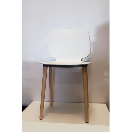 chaise babila marque pedrali italienne en blanc trés élégante sur so chic so design