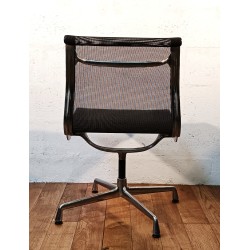 Office chair EA105 by Charles & Ray Eames on the high-end second-hand website So Chic So Design