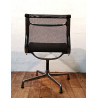 Chaise de bureau EA105 par Charles & Ray Eames sur le site de l'occasion haut de gamme So Chic So Design