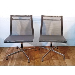 Office chair EA105 by Charles & Ray Eames on the high-end second-hand website So Chic So Design