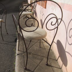 Chaises en fer forgé signés Francois Liguori Designer Sétois sur le site de l'occasion So Chic So Design 