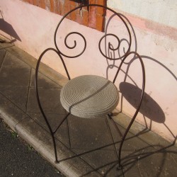 chaise en fer forgé à volutes