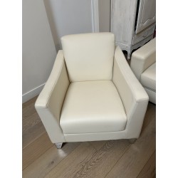 Ensemble des meubles canapé 3 places et fauteuil en cuir ivoire BUROV.