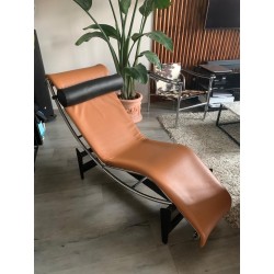 LC4 Chaise Longue Le Corbusier Cassina en cuir camel