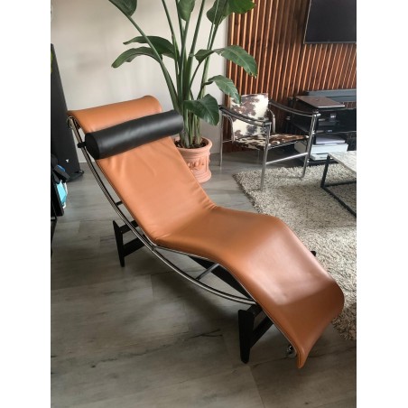 Chaise longue LC4 Cassina par Le Corbusier, Charlotte Perriand et Pierre Jeanneret Chaise longue LC4 Cassina par Le Corbusier, Charlotte Perriand et Pierre Jeanneret