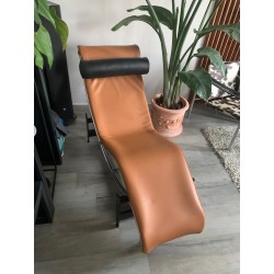 Chaise longue LC4 Cassina par Le Corbusier, Charlotte Perriand et Pierre Jeanneret
