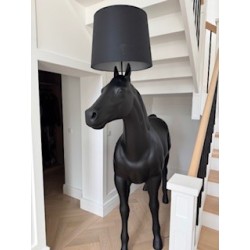 Lampadaire cheval noir MOOOI